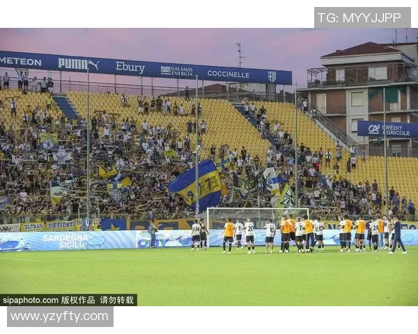 在东京街头偶遇世界足球巨星引发球迷热烈欢呼与难忘回忆 在东京街头偶遇世界足球巨星引发球迷热烈欢呼与难忘回忆