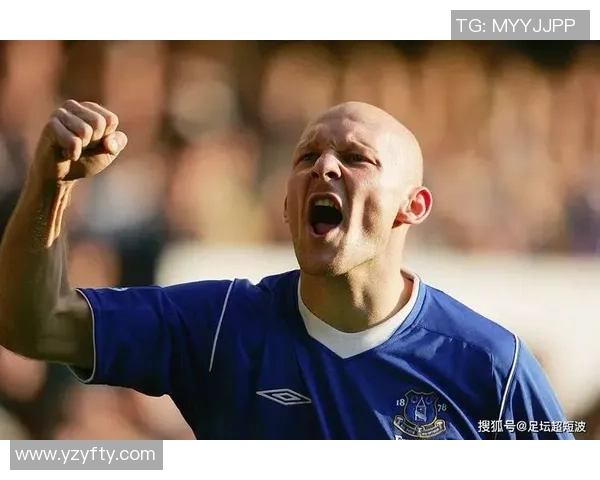 球星足球场上的热血瞬间与甜蜜女友并肩而行的美好时光